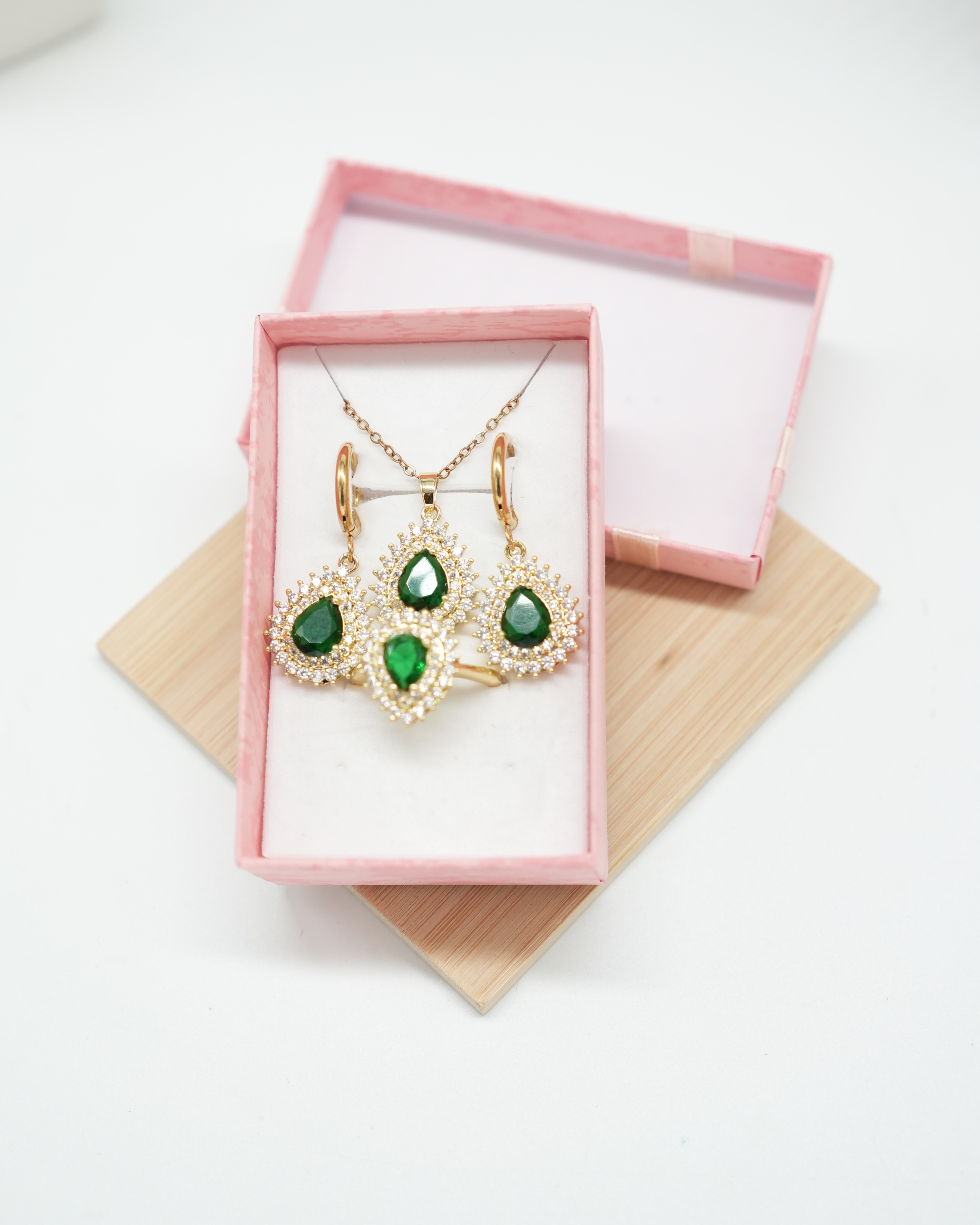 Parure Inox Dorée – Collier & Boucles d’Oreilles Pierre Verte
