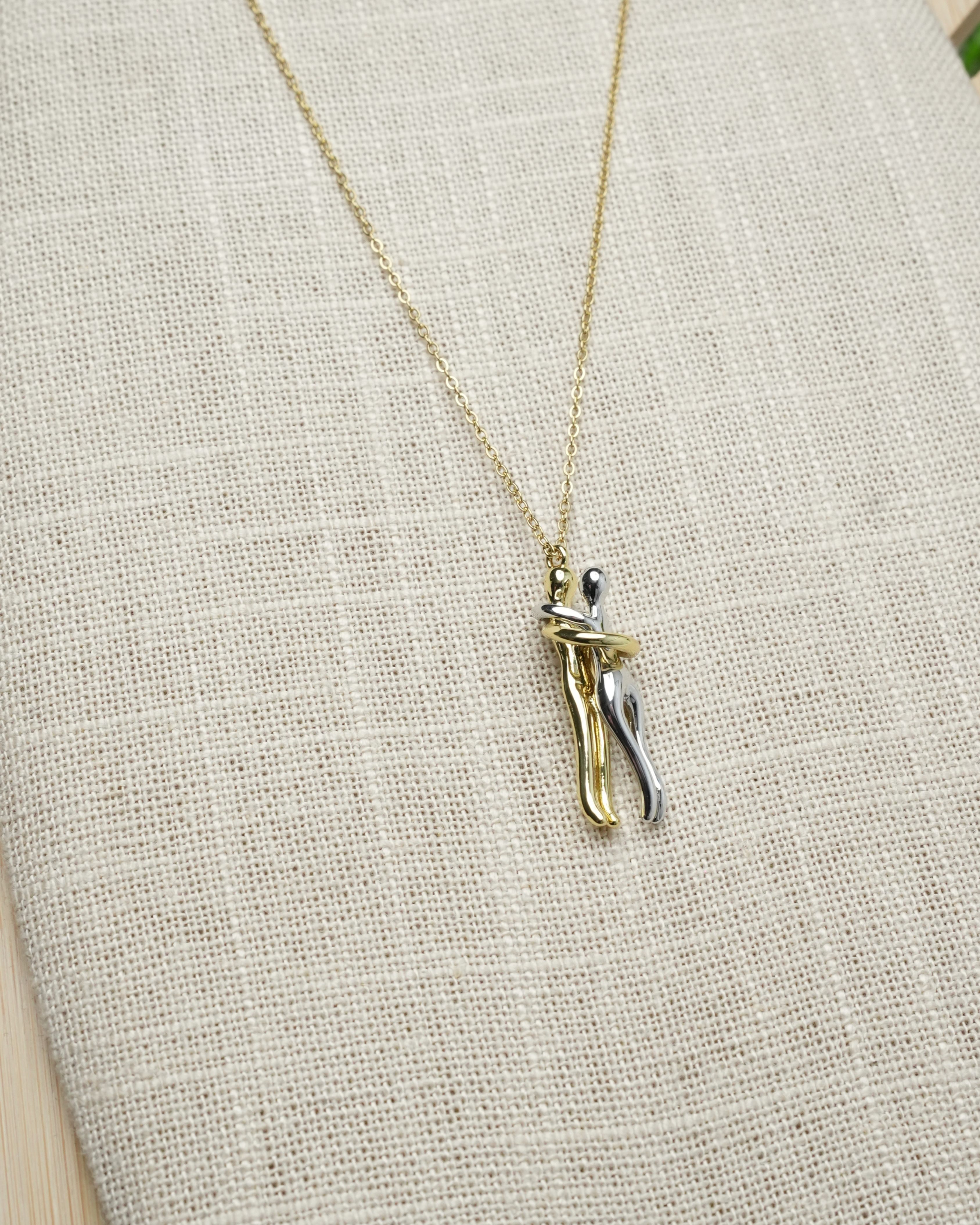 Collier croix dorée