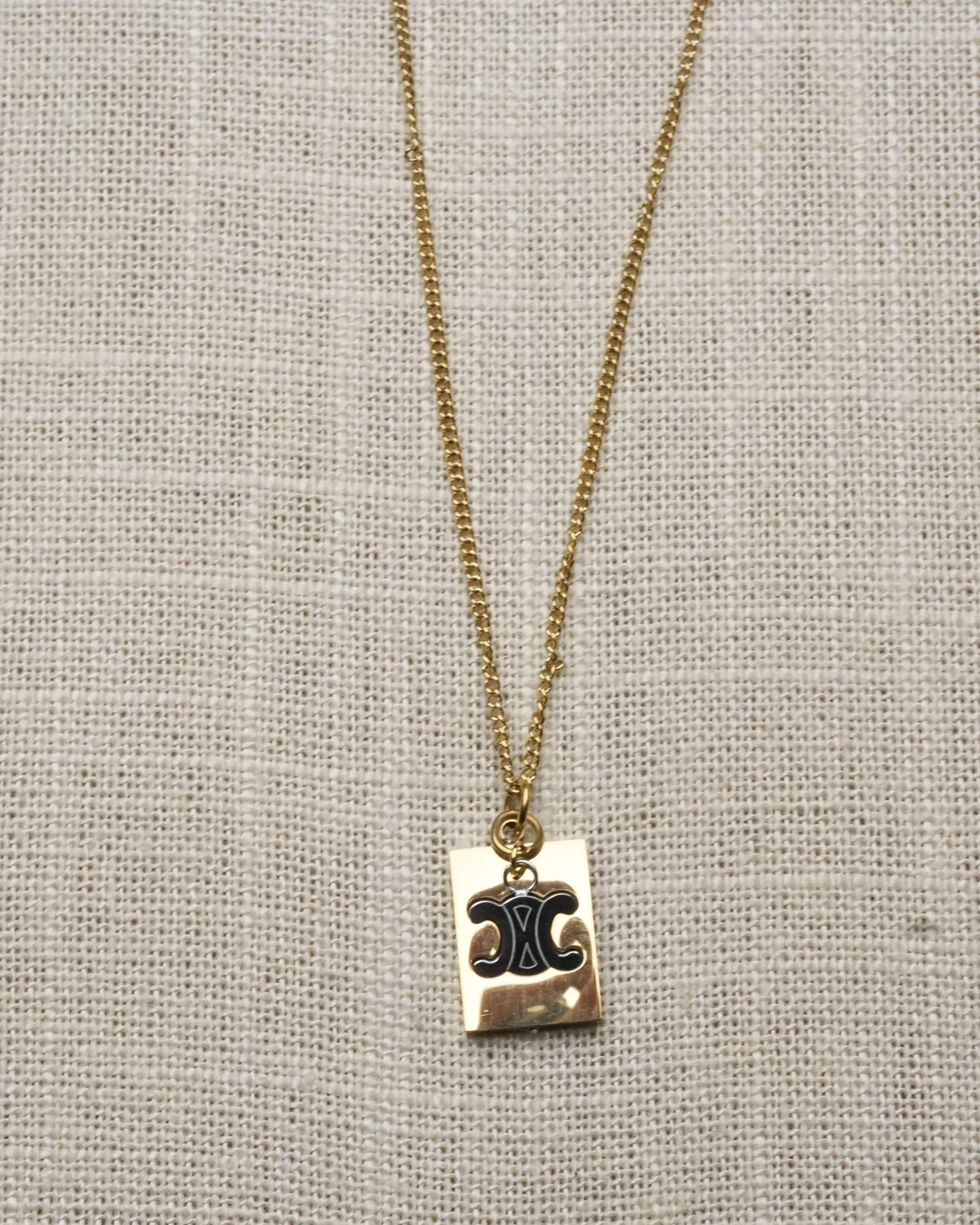 Collier Plaque Signature – Style Céline – Doré & Noir – Inox