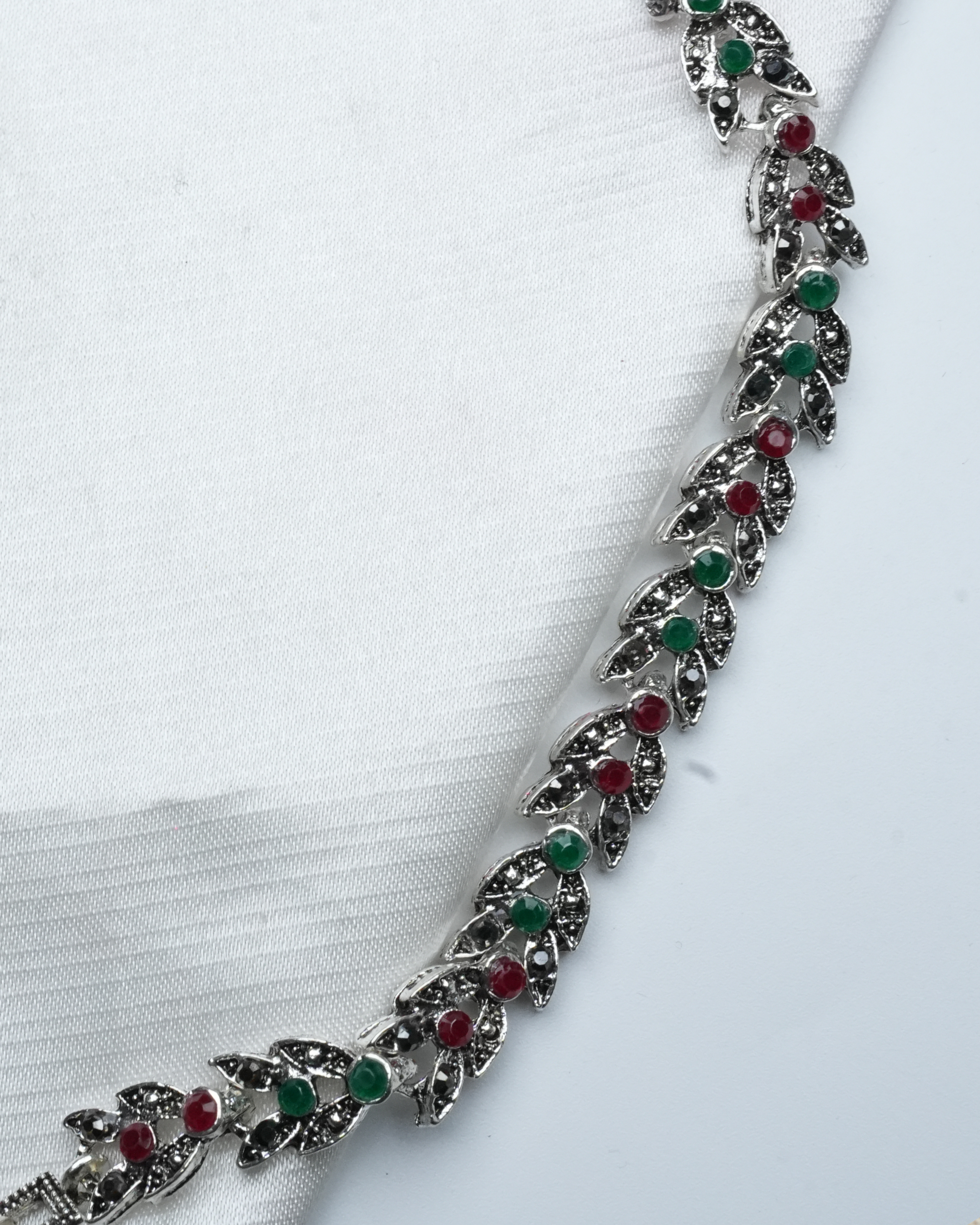 Bracelet Feuilles Vintage – Pierres Vertes & Rouges – Style Argenté