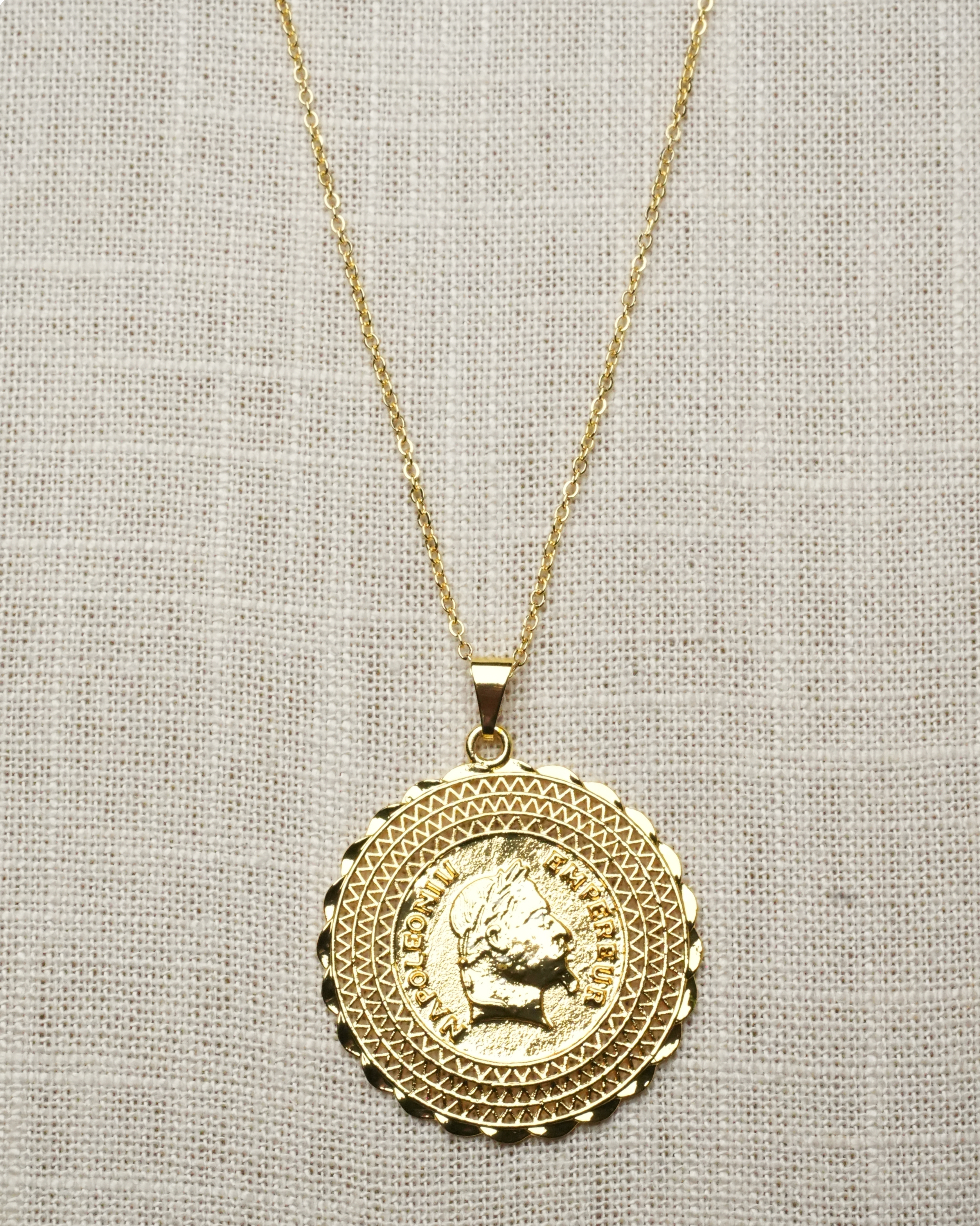 Collier Médaille Empereur Doré – Inox Style Vintage