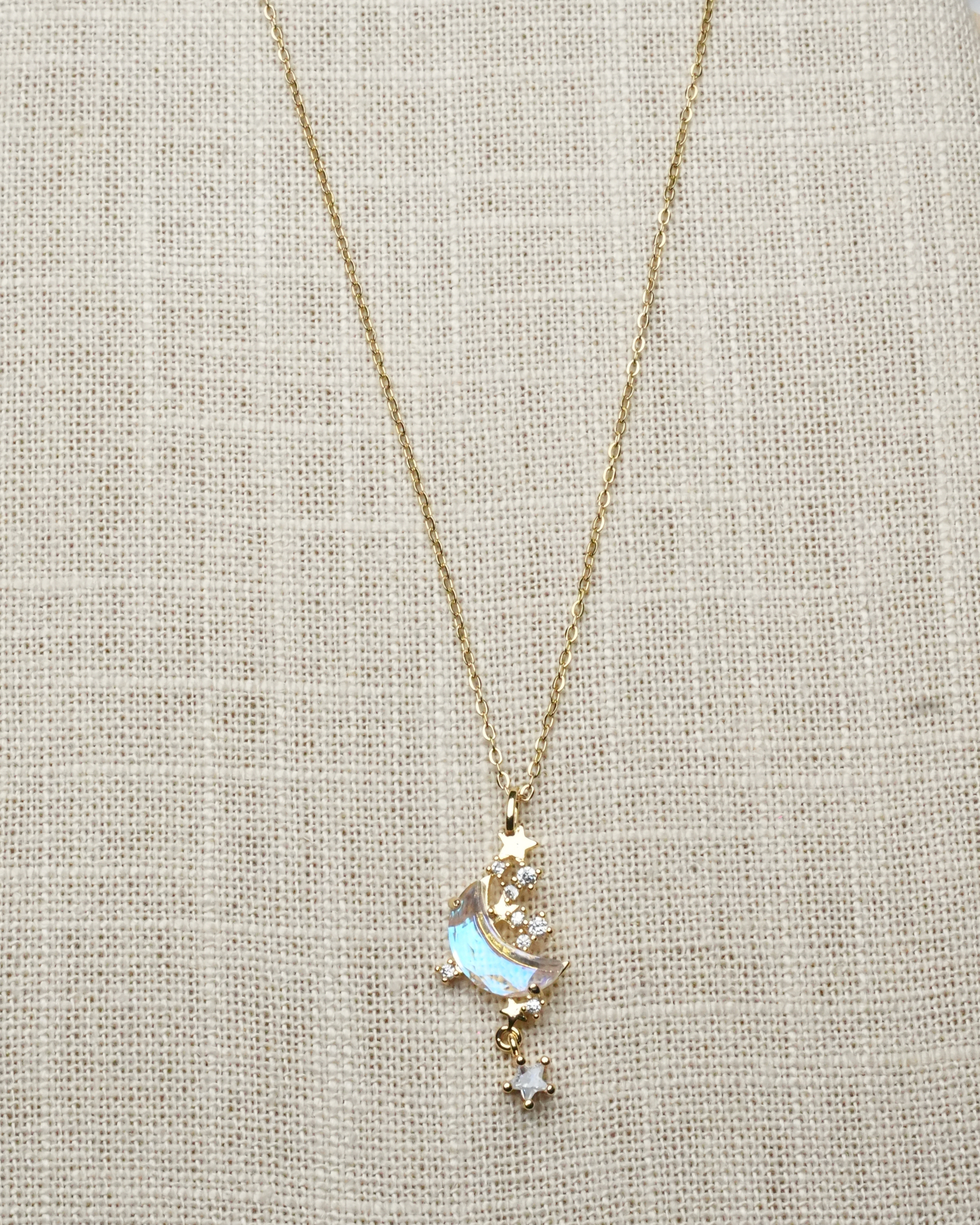 Collier Lune & Étoiles – Zircons & Reflets Nacrés – Inox Doré