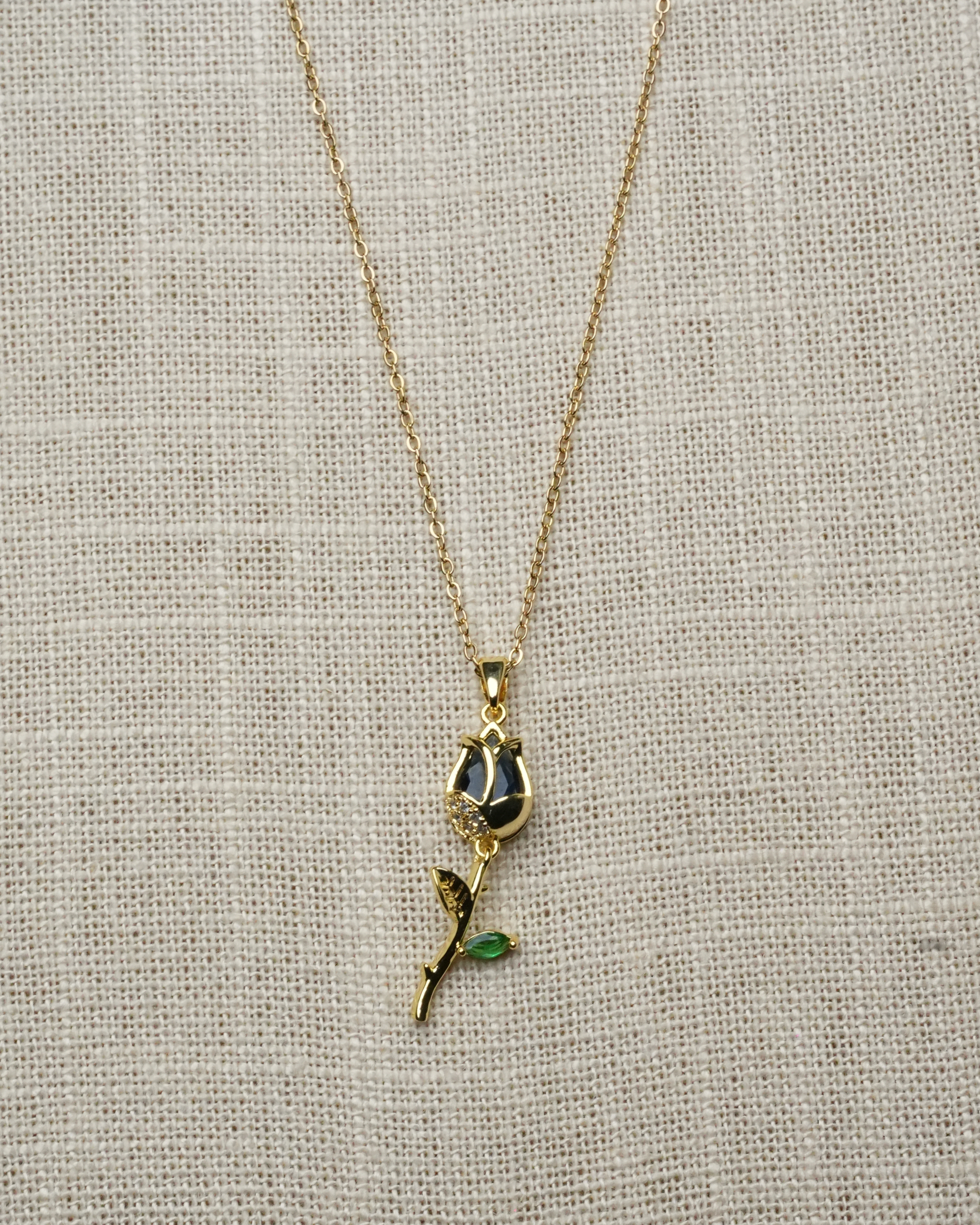 Collier Rose Noire – Tige Dorée & Feuille Verte – Inox