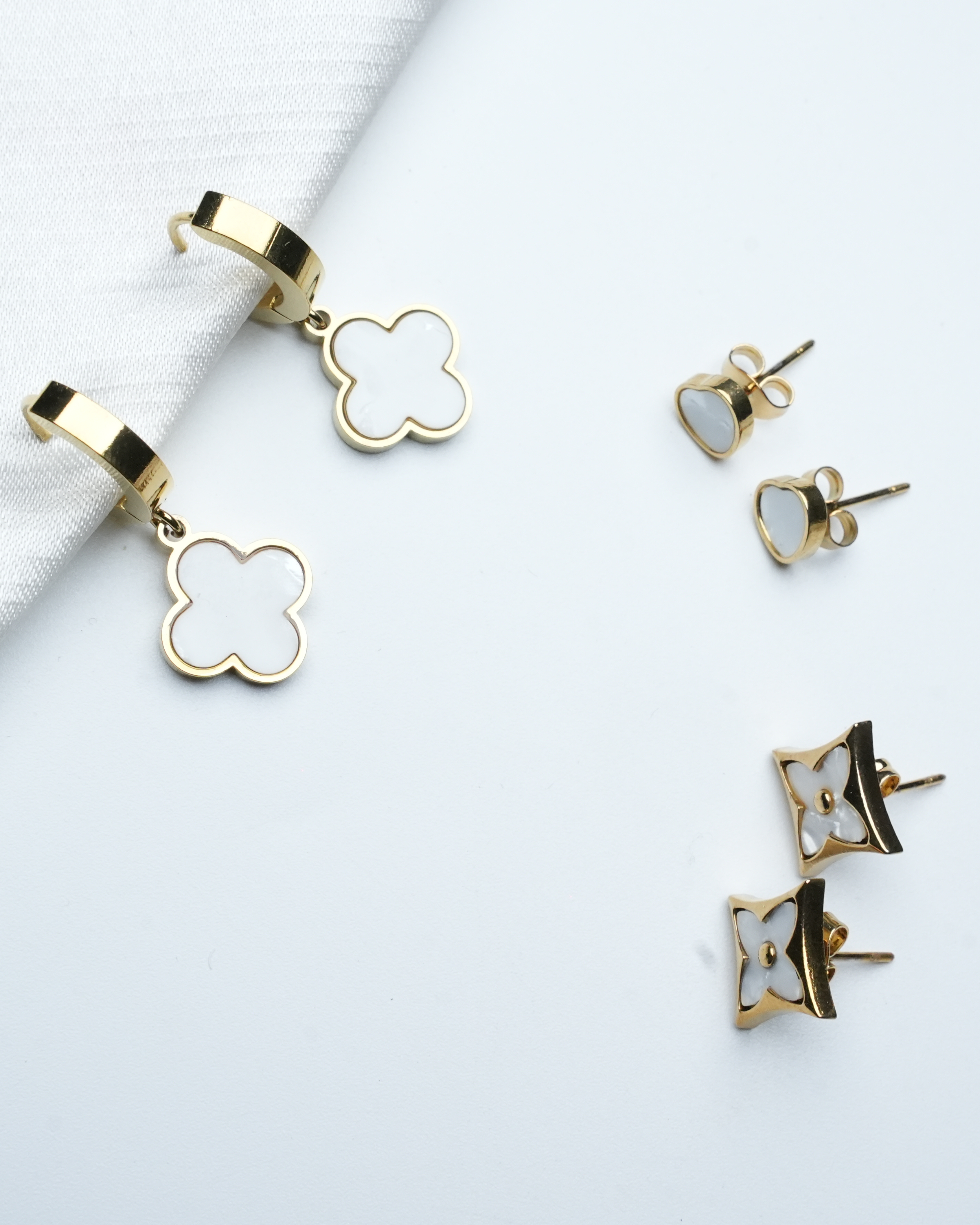 Boucles d’Oreilles Trèfle Blanc – Inox Doré