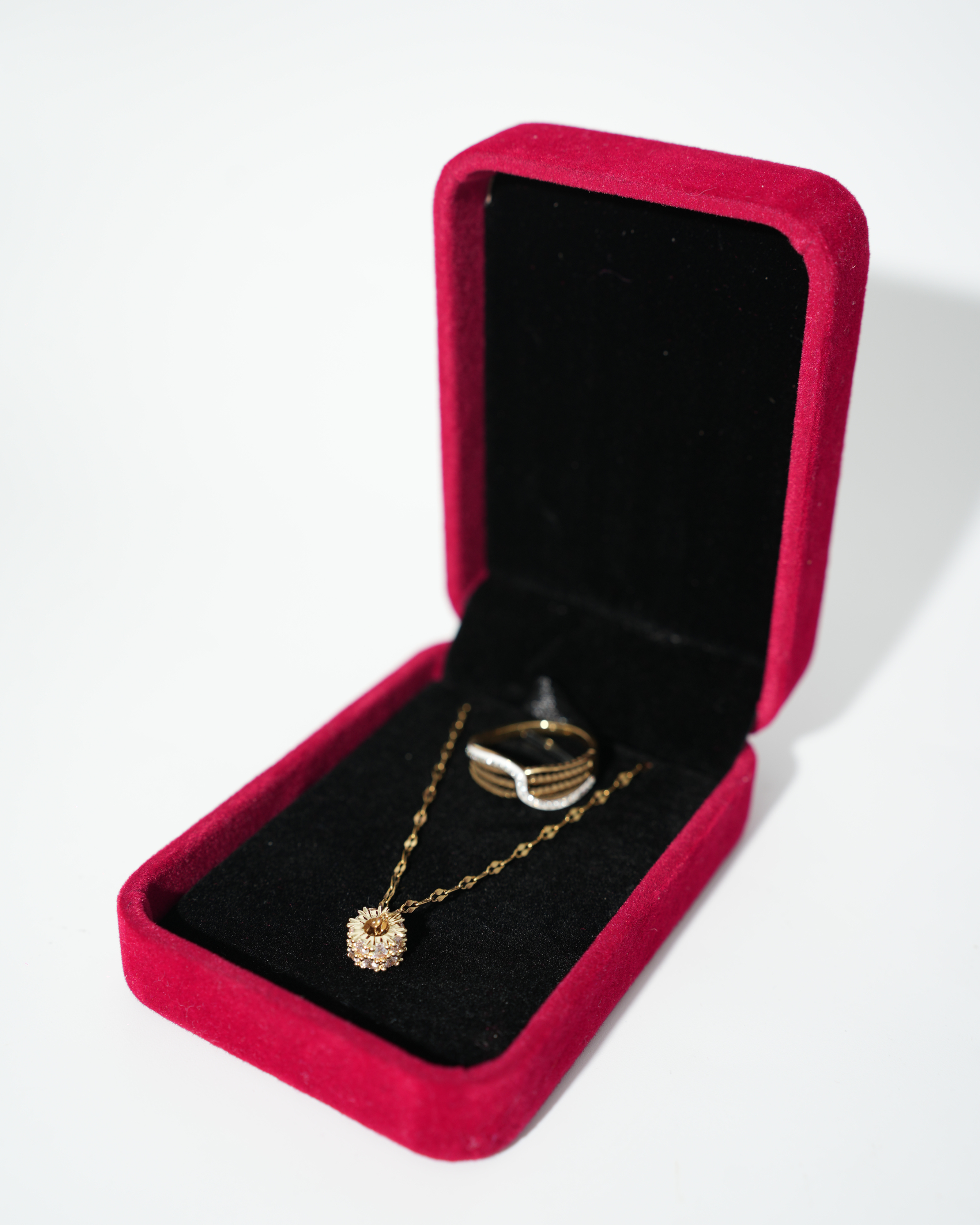 Collier Inox Doré – Pendentif Noir Élégant